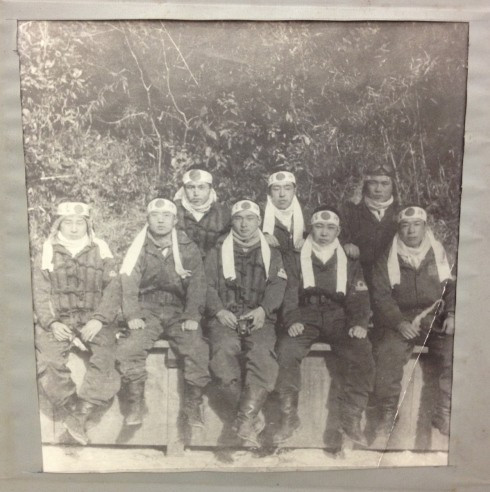 Những phi công cảm tử tuổi đời rất trẻ, đeo thanh gươm võ sĩ đạo, đầu thắt băng chéo thêu hình mặt trời mọc, quốc kỳ của Đế quốc Nhật Bản. Ảnh: Stars and Stripes Những phi công cảm tử