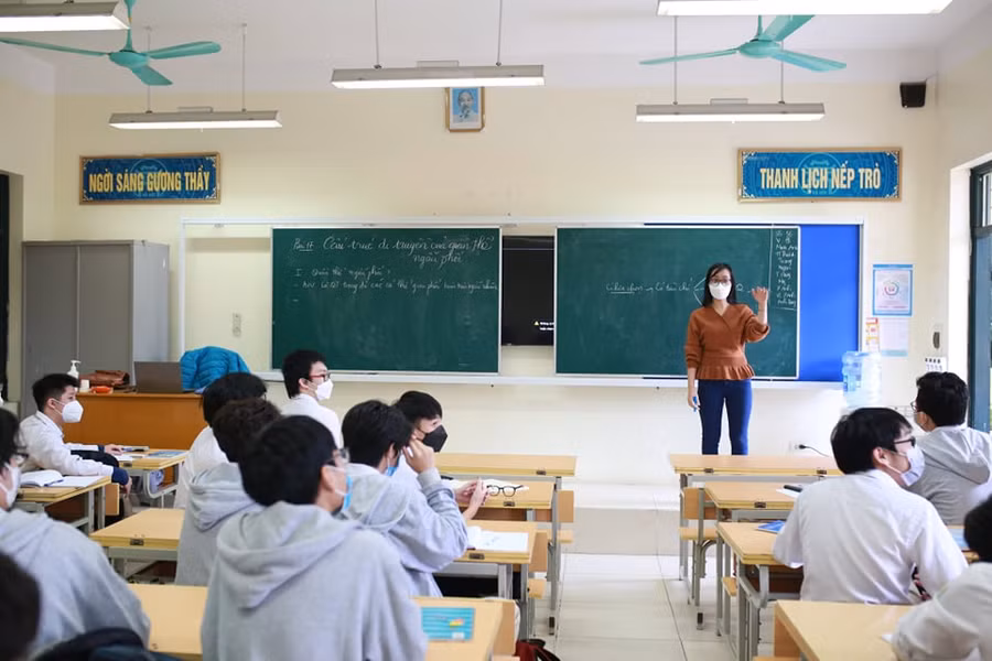 Cô trò Trường THPT Phan Huy Chú, quận Đống Đa trong giờ học trực tiếp trên lớp.