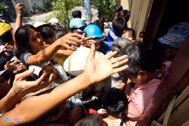 Từ người xe ôm, xích lô, gánh hàng rong…đều mong chờ được một bữa ăn no từ sự bố thí của những người giàu trong ngày này.