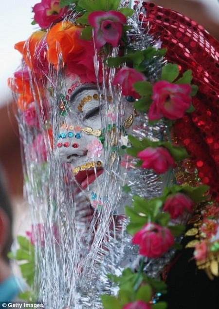 Xem cô dâu khắp thế giới trang điểm trong ngày cưới ảnh 7