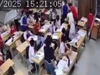 Cô giáo Trường THCS Đại Kim (phường Định Công, Hà Nội) bị một học sinh lớp 7 kéo tóc, xô ngã. Ảnh: Trích xuất từ camera/internet.