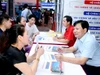 Phụ huynh và thí sinh tìm hiểu các ngành/chương trình đào tạo của Đại học Kinh tế quốc dân.