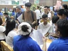 Tân sinh viên đến nhập học trực tiếp tại Học viện Nông nghiệp Việt Nam.