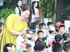 Cô - trò trường tiểu học Vĩnh Tuy (Vĩnh Hưng, Hà Nội).