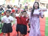Cô - trò Trường tiểu học Vĩnh Tuy (Vĩnh Hưng, Hà Nội).