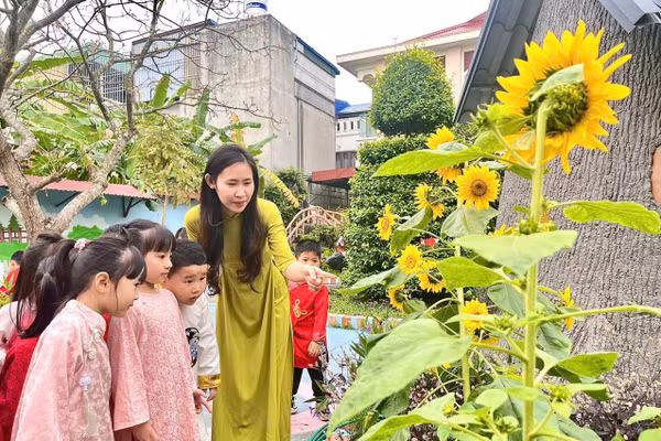 Cô trò Trường Mầm non An Dương, phường An Dương, TP Hải Phòng trong giờ vui chơi.