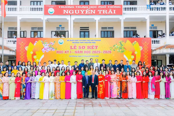 Tập thể cán bộ, giáo viên, nhân viên Trường THPT Nguyễn Trãi.