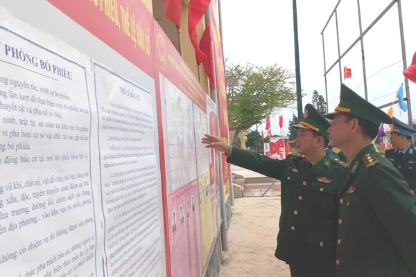 Cử tri tại đảo Bạch Long Vĩ đến điểm bỏ phiếu rất sớm. 