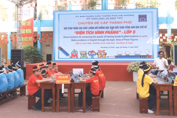 Thầy Nguyễn Văn Đoài và học sinh lớp 8, Trường THCS Trần Phú, phường Lê Chân trong tiết học.