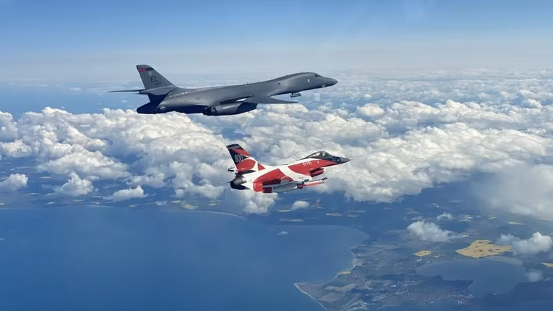 “NATO đang tìm cách trấn an các đồng minh ở khu vực Baltic, nằm gần vùng đất cực kỳ quan trọng Kaliningrad của Nga, nơi đặt căn cứ của Hạm đội Baltic”, nhà báo Richard Thomas nhận xét. B-1B Lancer đến Anh làm nhiệm vụ 'cảnh sát trên không'