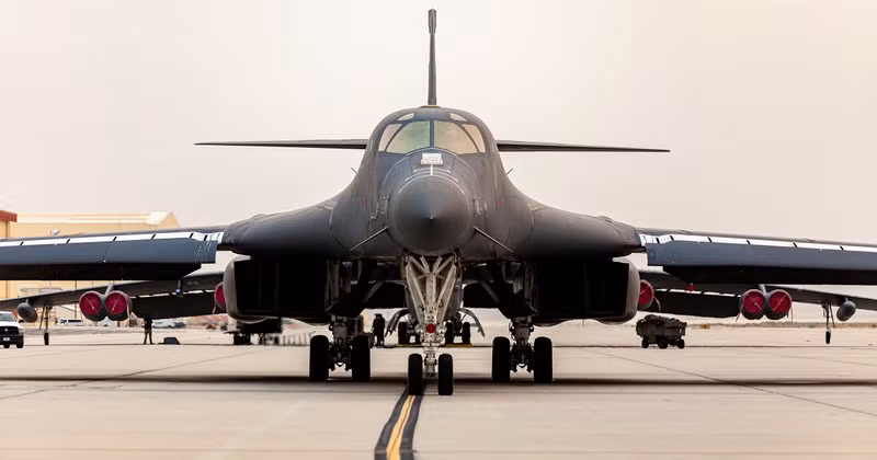 Biên đội B-1B nói trên cất cánh từ Căn cứ Không quân Dyce ở Texas và đến Căn cứ Không quân Fairford vào ngày 23 tháng 5. Dự kiến 2 máy bay ném bom nữa sẽ đến Anh trong tuần này. B-1B Lancer đến Anh làm nhiệm vụ 'cảnh sát trên không'