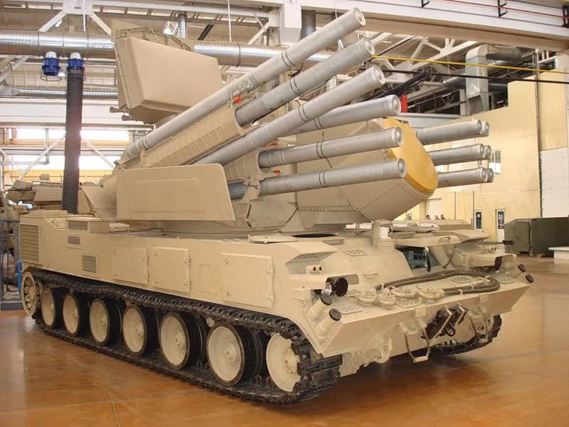 Các nhà phân tích của cổng thông tin Defense Express tin rằng tổ hợp phòng không Pantsir-SM-SV thực chất là sự "quay trở lại" với khái niệm ban đầu với hệ thống phòng không lục quân 2K22 Tunguska. Hoàn thành phát triển tổ hợp phòng không Pantsir-SM-SV độc lạ