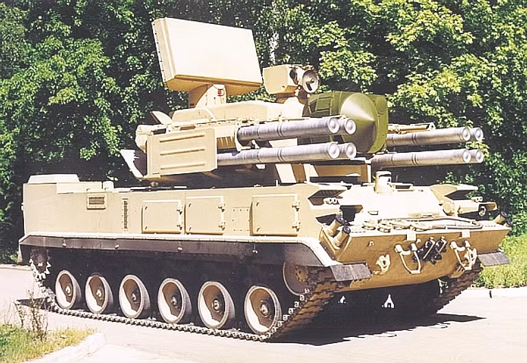 Đồng thời điều cần chú ý là một radar cảnh giới mới đã được lắp đặt trên tổ hợp phòng không Pantsir-SM-SV, ước tính sẽ cho phép phát hiện mục tiêu ở khoảng cách lên tới 20 km hoặc hơn. Hoàn thành phát triển tổ hợp phòng không Pantsir-SM-SV độc lạ