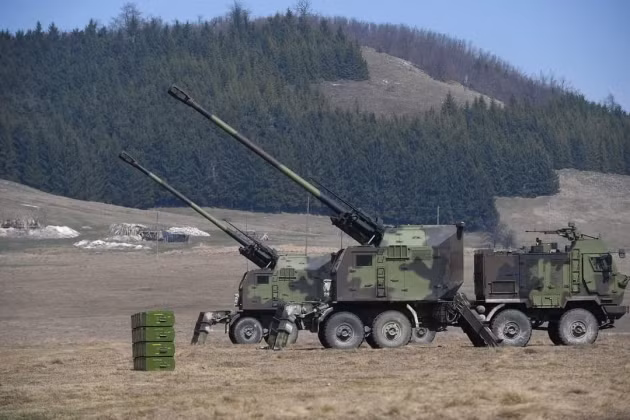 Pháo tự hành Nora-B52 do ngành công nghiệp quốc phòng Serbia phát triển, được trang bị nòng cỡ 155/52 mm theo tiêu chuẩn NATO, mặc dù cũng có thể điều chỉnh cỡ nòng 152 mm. Serbia sẽ gửi 48 pháo tự hành Nora-B52 tới một quốc gia giấu tên