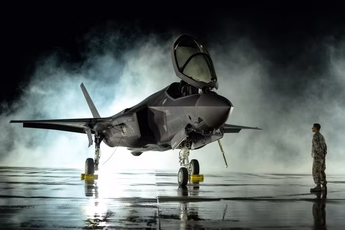 Không quân Ba Lan sẽ nhận lô tiêm kích F-35 thứ hai với phần mềm được cập nhật khoảng một năm sau đó, chúng sẽ triển khai thường trực tại sân bay ở Svidvin. Ba Lan sẽ nhận tiêm kích F-35 có khả năng mang vũ khí hạt nhân