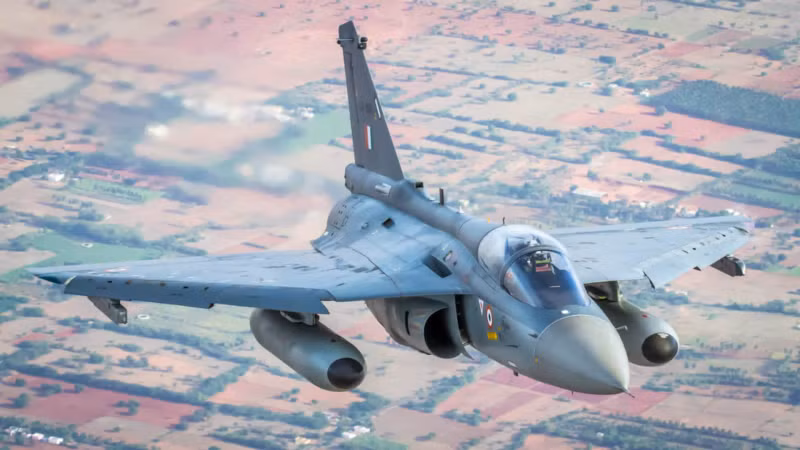 Theo hợp đồng ký năm 2021, Nigeria đặt mua 40 máy bay chiến đấu JF-17 Block 3 từ Pakistan để thay thế phi đội tiêm kích Chengdu J-7 gồm 9 chiếc. Tiêm kích Tejas trước cơ hội có hợp đồng xuất khẩu đầu tiên