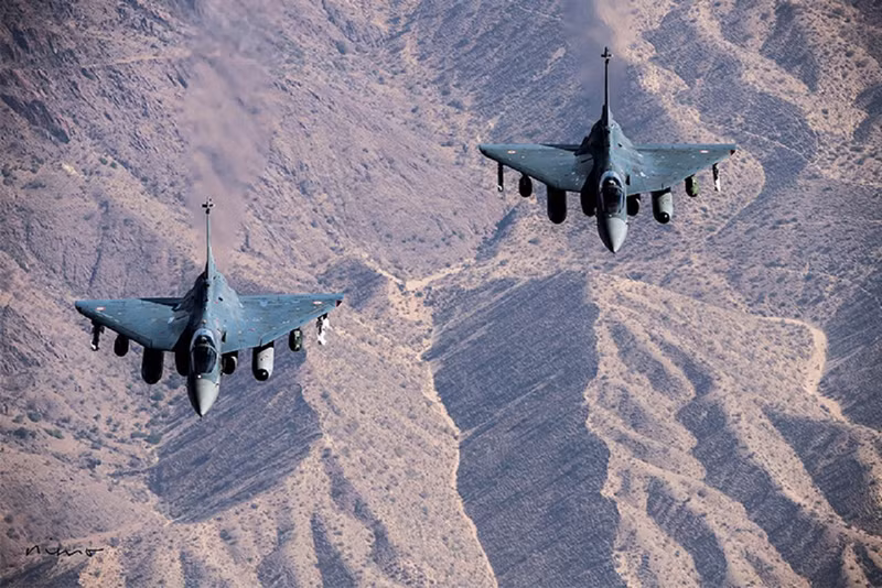 Chính phủ Nigeria đang xem xét việc mua các máy bay chiến đấu HAL Tejas hiện đại từ Ấn Độ để tăng cường sức mạnh cho lực lượng không quân của nước này, trang Defense News cho biết. Tiêm kích Tejas trước cơ hội có hợp đồng xuất khẩu đầu tiên