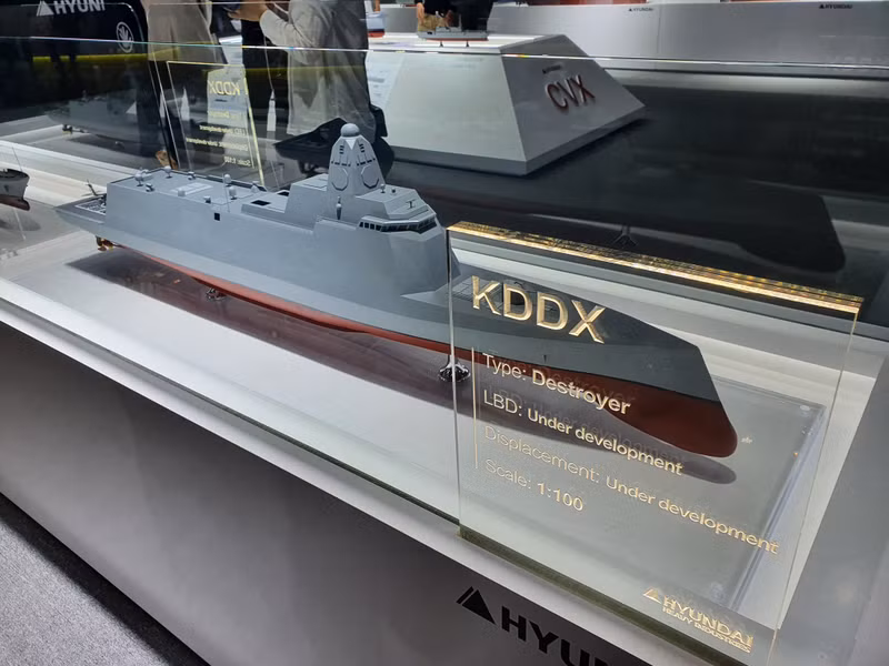 KDDX dự kiến sẽ là tàu khu trục đầu tiên được chế tạo hoàn toàn bằng công nghệ Hàn Quốc, từ thiết kế thân và hệ thống chiến đấu cho đến radar và vũ khí tiên tiến. Hàn Quốc hoàn thành thiết kế cơ bản của tàu khu trục KDDX