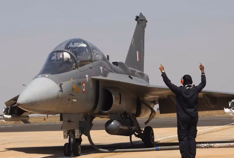 Chiếc máy bay JF-17 nói trên liên tục dính vào các vụ bê bối liên quan đến chất lượng của vật liệu được sử dụng để sản xuất. Tiêm kích Tejas trước cơ hội có hợp đồng xuất khẩu đầu tiên