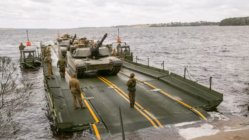 Các xe tăng T-80, T-90 của Nga; Leopard 2 của Đức hay Challenger 2 của Anh... nếu muốn vượt qua sông cũng phải thực hiện nhiều bước chuẩn bị như chiếc M1 Abrams. Xe tăng M1A2 Abrams băng qua sông khi nước gần ngập tháp pháo