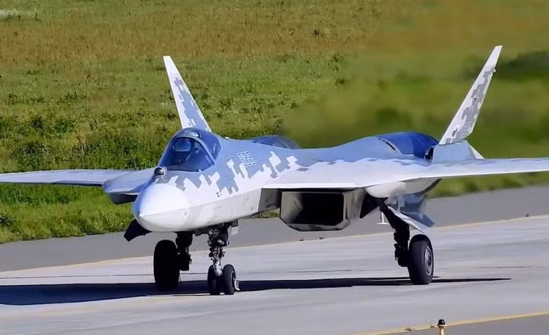 Đối với vũ khí mới dành cho Su-57, đây có thể không phải tên lửa Kh-69 "đình đám" đã lộ diện mà là một phiên bản giảm kích thước dựa trên Kh-101 hay Kh-50 vừa được hé lộ thời gian gần đây. Tên lửa hành trình tầm xa dành riêng cho tiêm kích Su-57