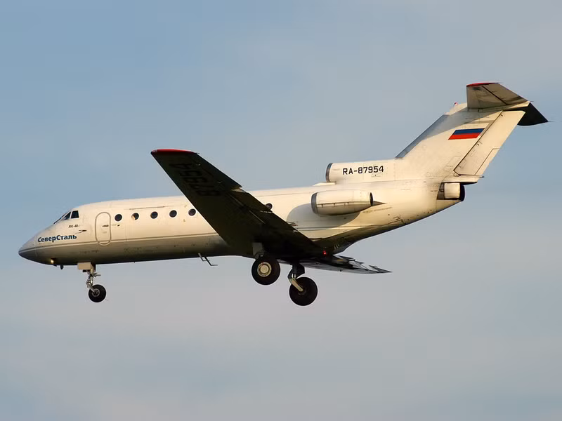 Hơn nữa, ngay cả khi 2 động cơ bị hỏng, Yak-40 vẫn có thể tiếp tục bay mà không bị mất độ cao. Vào thời điểm đó, đây là thành tựu chưa cực lớn của các nhà thiết kế Liên Xô. Yak-40 - Máy bay chở khách độc nhất vô nhị