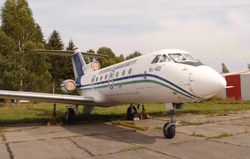 Yak-40 là máy bay chở khách đầu tiên trên thế giới dành cho các hãng hàng không địa phương, nó có khả năng cất cánh từ đường băng chỉ dài 400 mét. Yak-40 - Máy bay chở khách độc nhất vô nhị