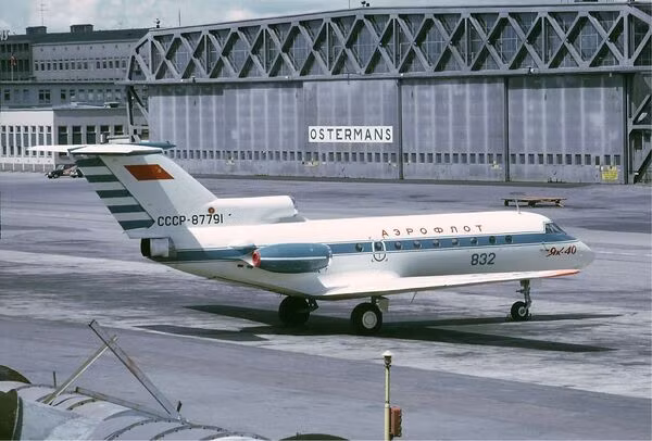 Điều đáng nói là hệ số an toàn của Yak-40 do các nhà thiết kế đưa vào cho phép nó cất/hạ cánh ngay cả từ đường băng không trải nhựa, tức là có thể dùng cho cả hàng không quân sự. Yak-40 - Máy bay chở khách độc nhất vô nhị
