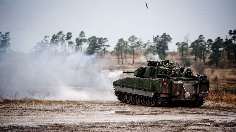 Một mặt, việc Ukraine mua CV90 có vẻ khá hợp lý, và chúng ta đang nói về xác suất, không phải bất kỳ kế hoạch cụ thể nào hay thậm chí hơn thế nữa là hợp đồng đã ký kết. Số tiền khổng lồ cho 1.000 xe chiến đấu bộ binh CV90