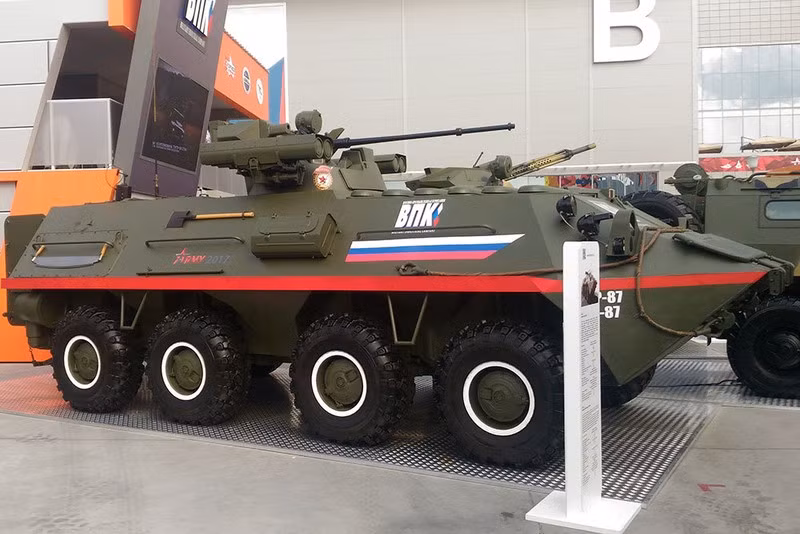 Xe thiết giáp chở quân BTR-87 được trang bị một động cơ diesel công suất 312 mã lực nằm ở phía trước thân, thiết kế này cho phép tạo ra cánh cửa xuất hiện ở phần đuôi để 8 tay súng bộ binh cơ giới ra vào. Lộ diện thiết giáp chở quân chuyển tiếp từ BTR-82A sang Boomerang