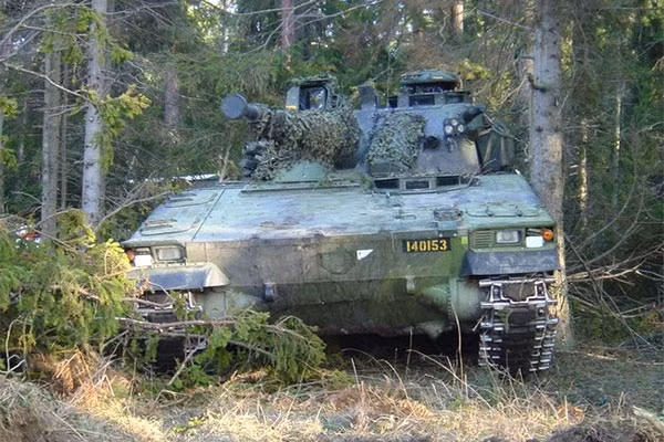 Slovakia đã ký kết hợp đồng mua CV90 ở phiên bản Mk.IV hiện đại với pháo 35 mm vào tháng 12 năm 2022. Số lượng là 152 chiếc, chi phí khoảng 1,68 tỷ euro (1,84 tỷ USD), tức là một chiếc có giá tới 12,1 triệu đô la. Số tiền khổng lồ cho 1.000 xe chiến đấu bộ binh CV90