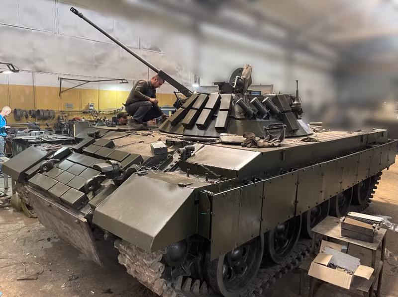 Cỗ chiến xa đặc biệt của Lực lượng vũ trang Ukraine đã được gia cố khá kỹ lưỡng với những phiến giáp phản ứng nổ Kontakt-1 đi kèm giáp hộp, chưa rõ nó có thể mang theo bao nhiêu lính bộ binh bên trong. T-62 chiến lợi phẩm được lắp tháp pháo BMP-2