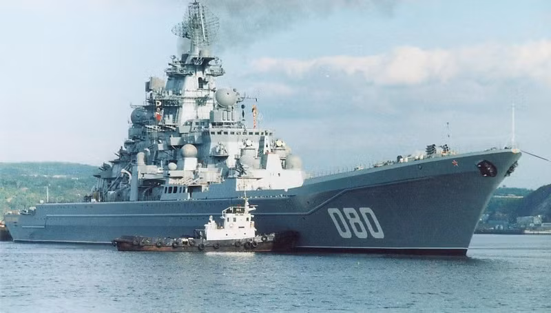 Bên cạnh đó là 92 tên lửa phòng không S-300FM và 20 ngư lôi 533 mm, tức là số lượng đạn phòng không, chống hạm, chống ngầm mà Đô đốc Nakhimov mang được lên tới 192 quả. Tuần dương hạm hạt nhân Đô đốc Nakhimov sắp trở lại trực chiến