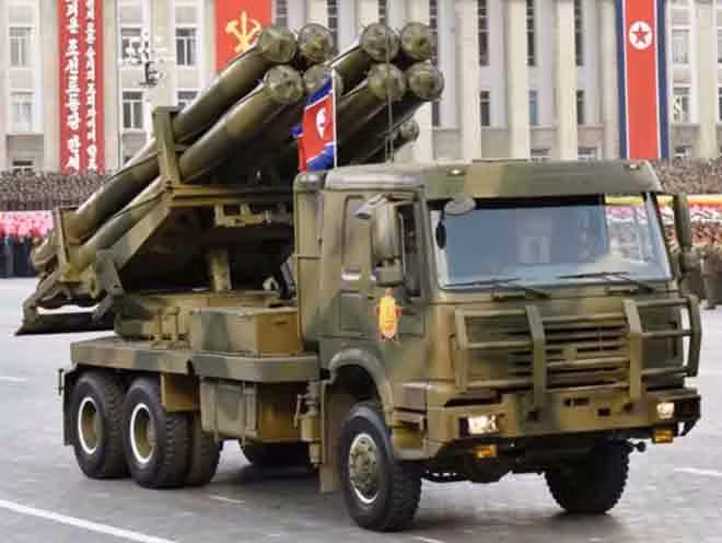 Theo trang Rossiyskaya Gazeta của Nga, đánh giá qua những bức ảnh được công bố, Quân đội Triều Tiên đã nhận được các tổ hợp MLRS cỡ 300 mm có tên gọi KN-09 (hoặc KN-SS-X-9 theo định danh của phương Tây). Quân đội Triều Tiên nhận quà tặng pháo phản lực tầm xa