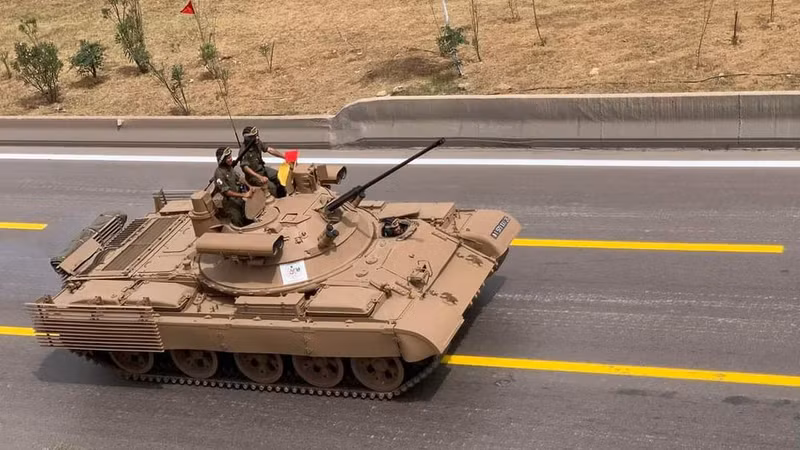 Đồng thời câu hỏi phải làm gì với những chiếc T-62 chiến lợi phẩm cũng phù hợp với Ukraine, bởi vì số lượng những phương tiện tác chiến này bị bắt giữ nhiều hơn là bị phá hủy. T-62 chiến lợi phẩm được lắp tháp pháo BMP-2