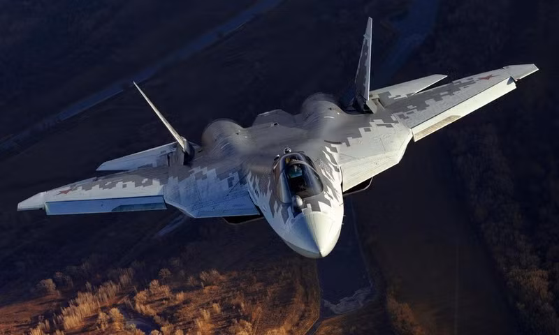Tên lửa không đối không chủ đạo của tiêm kích Su-57 là loại K-77N, sử dụng radar riêng với ăng ten mảng pha chủ động (AESA) để bắt mục tiêu, giúp nó có thể tiêu diệt các vật thể khó nắm bắt. Tiêm kích Su-57 bắt đầu thử nghiệm động cơ thế hệ thứ sáu