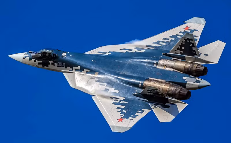 Hiện tại chưa rõ tên gọi của loại động cơ mới thử nghiệm trên tiêm kích Su-57 là gì, nhưng trước đó UAC dự định tích hợp cho chiếc chiến đấu cơ trên loại Izdeliye 30. Tiêm kích Su-57 bắt đầu thử nghiệm động cơ thế hệ thứ sáu