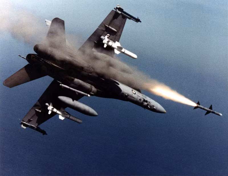 Nếu thành công trong việc tích hợp AIM-7 Sparrow, các tiêm kích của Không quân Ukraine còn có thể mang theo một loại tên lửa không chiến tối tân hơn nhiều, đó chính là AIM-120 AMRAAM. Tiêm kích Ukraine sẽ sử dụng tên lửa không chiến đặc biệt của Mỹ?