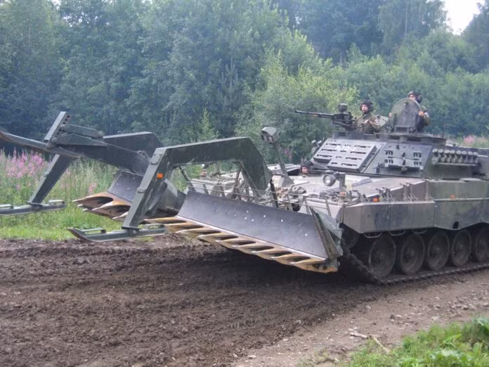 Điều thú vị là cùng với các xe thiết giáp phương Tây, Quân đội Ukraine đang cố gắng tận dụng các phương tiện chiến đấu rà phá bom mìn thế hệ cũ loại BMR-2. Ukraine mất 2/3 thiết giáp phá mìn Leopard 2R sau một trận đánh