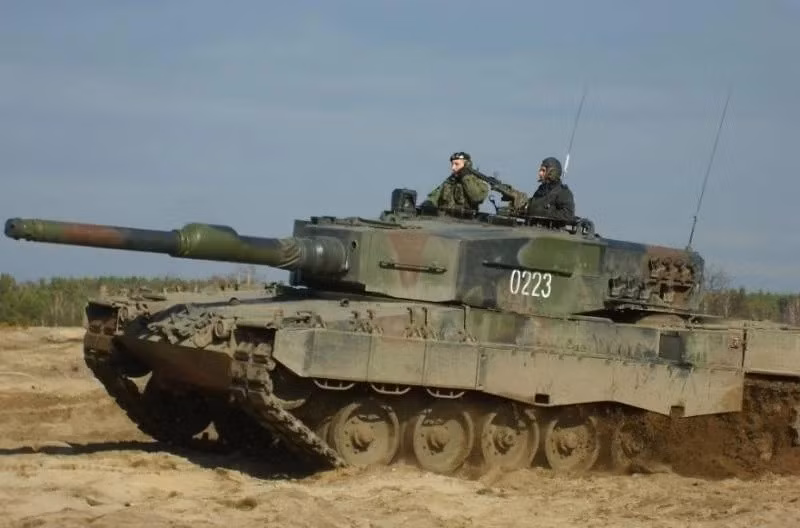 Hiện tại chưa diễn ra những trận đấu tăng trực tiếp giữa Leopard và T-90M Proryv hay T-72B3 của Nga để có cái nhìn chính xác về tính năng kỹ chiến thuật của chúng. Leopard 2A4 của Đức dễ bị tấn công hơn so với T-54