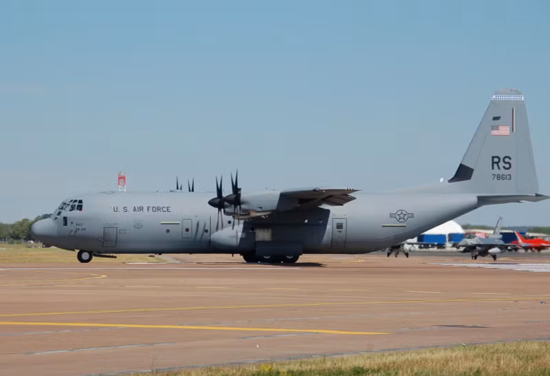 Cuối cùng, Canberra quyết định rằng C-130J Super Hercules là máy bay vận tải hạng trung tốt nhất cho nhu cầu của Lực lượng Không quân Hoàng gia Australia. Mỹ tiếp tục kiếm hàng tỷ USD từ vận tải cơ C-130 Hercules
