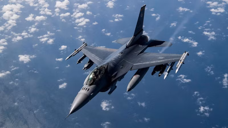 "Quân đội Nga sẽ dễ dàng phá hủy tất cả các máy bay chiến đấu F-16 mà phương Tây dự định cung cấp cho Lực lượng vũ trang Ukraine như một phần của gói viện trợ", ông Johnson khẳng định. 'Nga sẽ dễ dàng diệt phi đội tiêm kích F-16'