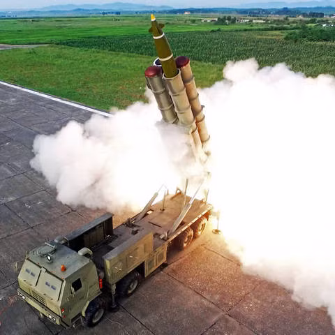 Ngoài KN-09, Triều Tiên còn có tổ hợp MLRS "cỡ nòng siêu lớn" 600 mm với tên định danh KN-25. Hệ thống này thực chất không thua kém gì tên lửa đạn đạo chiến thuật. Triều Tiên sở hữu pháo tự hành và pháo phản lực tốt nhất thế giới?