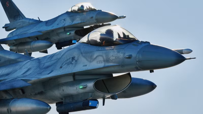 "Những tiêm kích hạng nhẹ F-16 nói trên sẽ trở thành con mồi dễ dàng đối với Quân đội Nga", ông Johnson đưa ra nhận xét này trong một tuyên bố đăng tải trên trang cá nhân của mình hôm 27 tháng 7. 'Nga sẽ dễ dàng diệt phi đội tiêm kích F-16'