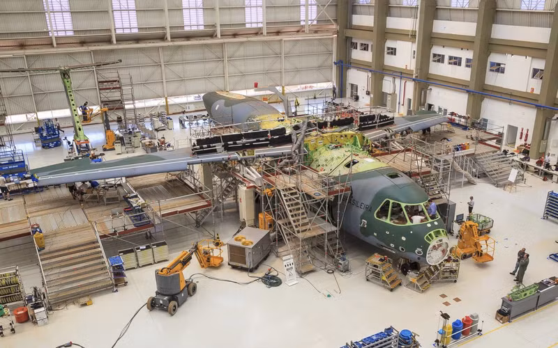Đồng thời tính đến tháng 6/2023, báo chí biết rằng trong 6 năm sản xuất hàng loạt, Embraer Brazil chỉ sản xuất 6 chiếc KC-390 cho Không quân Brazil, điều này gần như chắc chắn nó sẽ thua cuộc trước A400M trong vai trò thay thế Il-76 của Ấn Độ. Ấn Độ thay thế toàn bộ phi đội vận tải cơ An-32 và Il-76