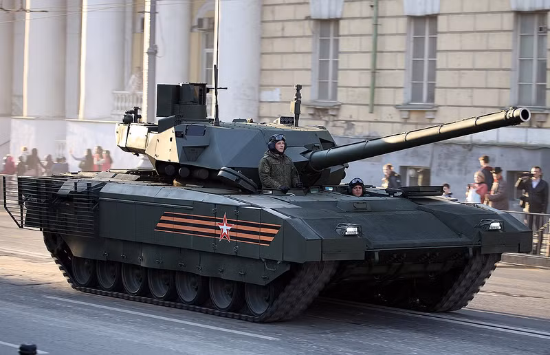 "Ông chủ Điện Kremlin đã giới thiệu T-14 với cộng đồng thế giới vào năm 2015, tuy nhiên chúng chỉ được sử dụng trong các cuộc duyệt binh và tập trận. Bộ Quốc phòng Anh gọi T-14 Armata là một cuộc cách mạng trong việc chế tạo xe tăng". Đức lo ngại xe tăng T-14 Armata xuất hiện tại Ukraine
