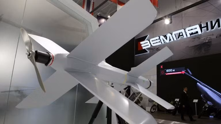 "Cất cánh từ thùng chứa, UAV cảm tử Lancet dang rộng đôi cánh và hướng về mục tiêu. Với thiết kế mới, bạn có thể dễ dàng tung ra một đợt tấn công cường độ cao", nhà thiết kế cho biết. Thế hệ UAV cảm tử Lancet mới cực mạnh ra mắt