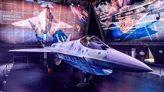 "Khách hàng nước ngoài đánh giá cao đặc tính kỹ chiến thuật của máy bay chiến đấu, Su-75 Checkmate cũng nằm trong tầm ngắm của họ", ông Shugaev nói nhưng lưu ý rằng còn quá sớm để nói về hợp đồng, nhưng các đối tác đang tích cực xem xét. Vũ khí hiện đại nhất chuẩn bị 'đổ bộ' ồ ạt vào châu Phi?