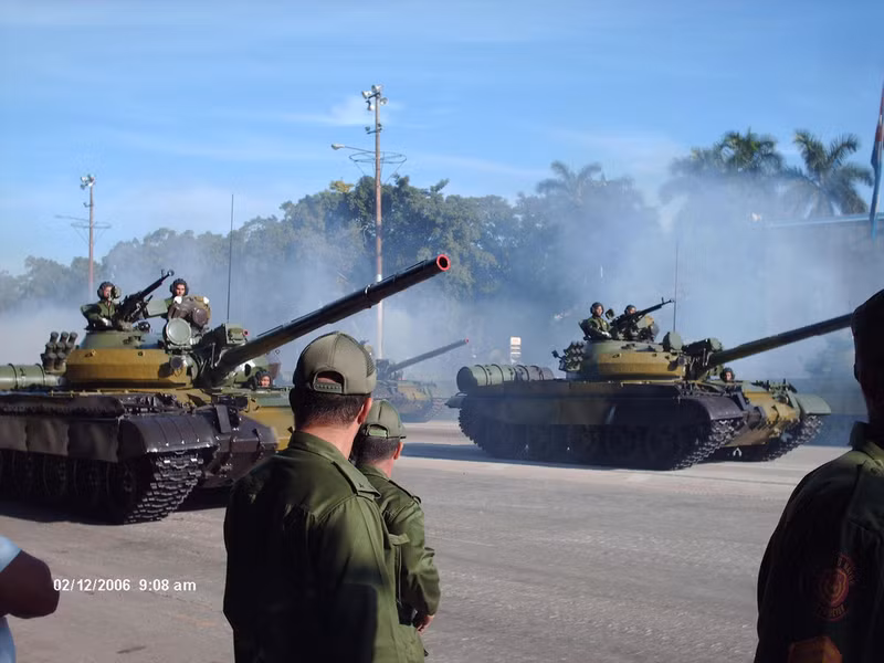 Tuy vậy khi nói về xe tăng của Quân đội Cuba, chúng ta đang nói về những cỗ máy cũ đã được đưa vào sử dụng cách đây 60, thậm chí 70 năm và hiện đang trực chiến theo khái niệm “lái và bắn”. Cuba có lực lượng xe tăng hàng đầu khu vực Caribe