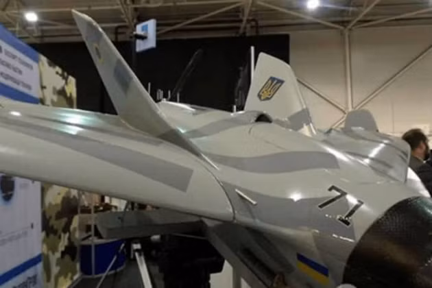 Cơ quan quốc phòng nhà nước Ukraine Ukroboronprom tuyên bố bắt đầu sản xuất hàng loạt máy bay không người lái cảm tử dựa trên thiết kế Shahed-136 của Iran, nhưng có các đặc tính được cải tiến. Ukraine sao chép máy bay không người lái cảm tử Shahed-136 của Iran?